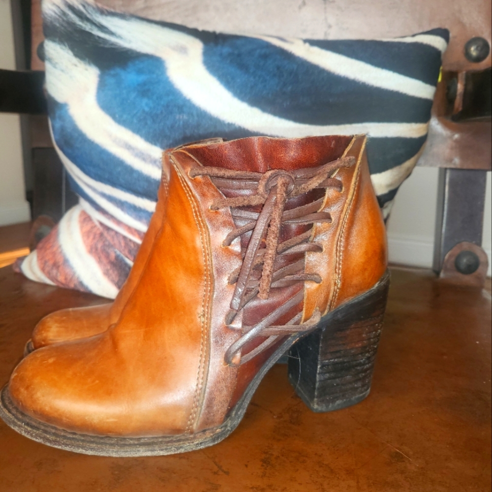 FREE PEOPLE WOMANS BOOTIES SIZE 7